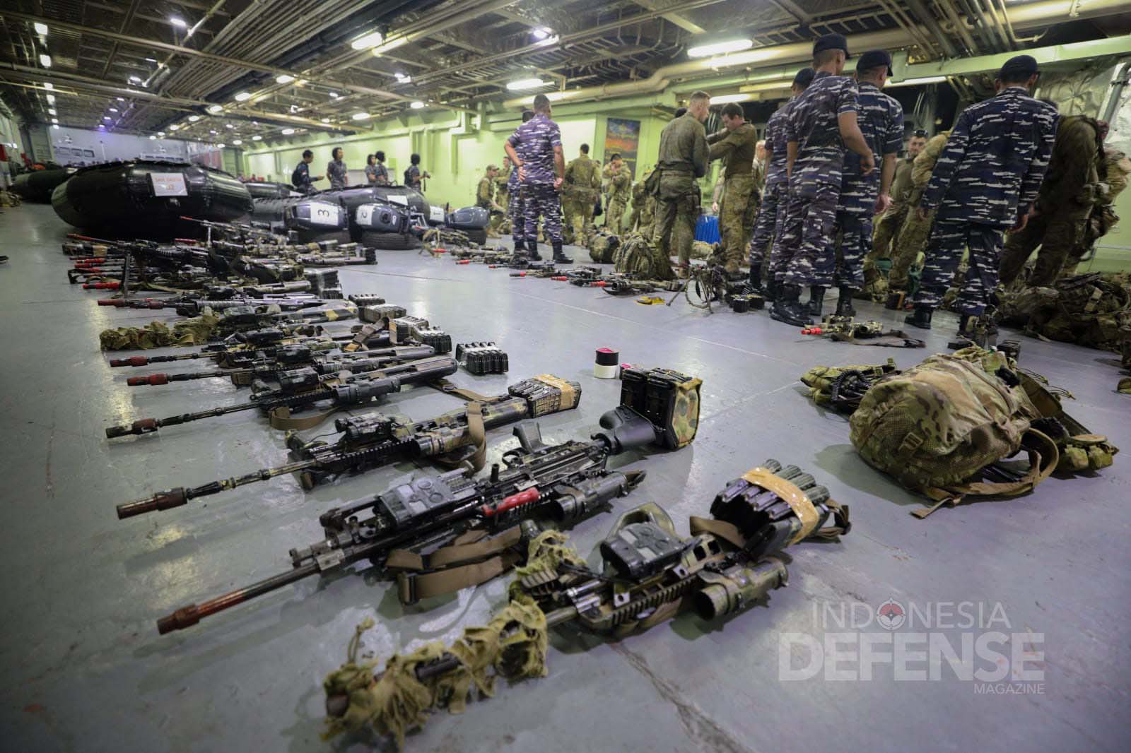 Pasukan Australia Defense Force (ADF) Tiba di KRI Banjarmasin ...
