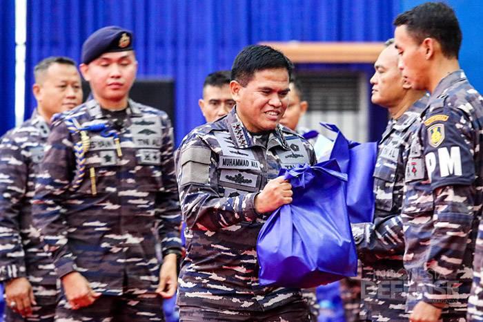 TNI AL Bagikan Paket Sembako kepada 75 Ribu Prajurit - Indonesiadefense ...