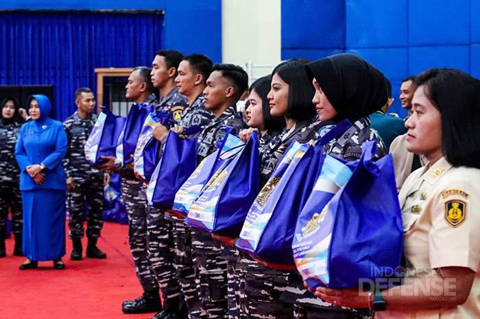 TNI AL Bagikan Paket Sembako kepada 75 Ribu Prajurit - Indonesiadefense ...