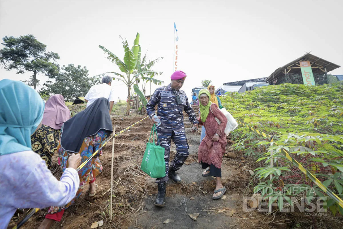 Warga Serbu Kegiatan Bakti Sosial dan Kesehatan Gratis TNI AL di ...