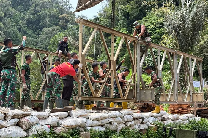 TNI Kebut Pembangunan Jembatan Darurat, Akses Warga di Sumbar Mulai ...
